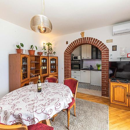 2 Bedroom Beautiful Apartment In Okrug Gornji 特罗吉尔 外观 照片