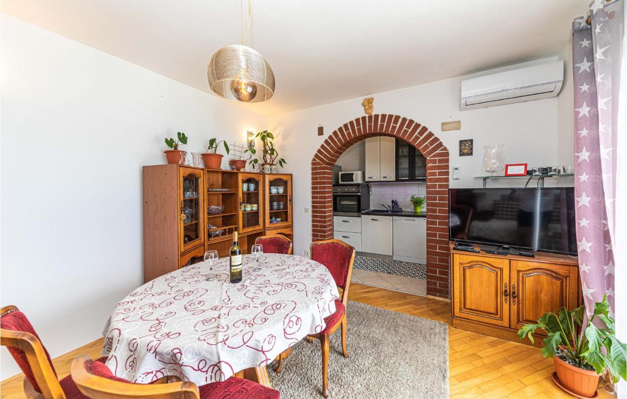 2 Bedroom Beautiful Apartment In Okrug Gornji 特罗吉尔 外观 照片