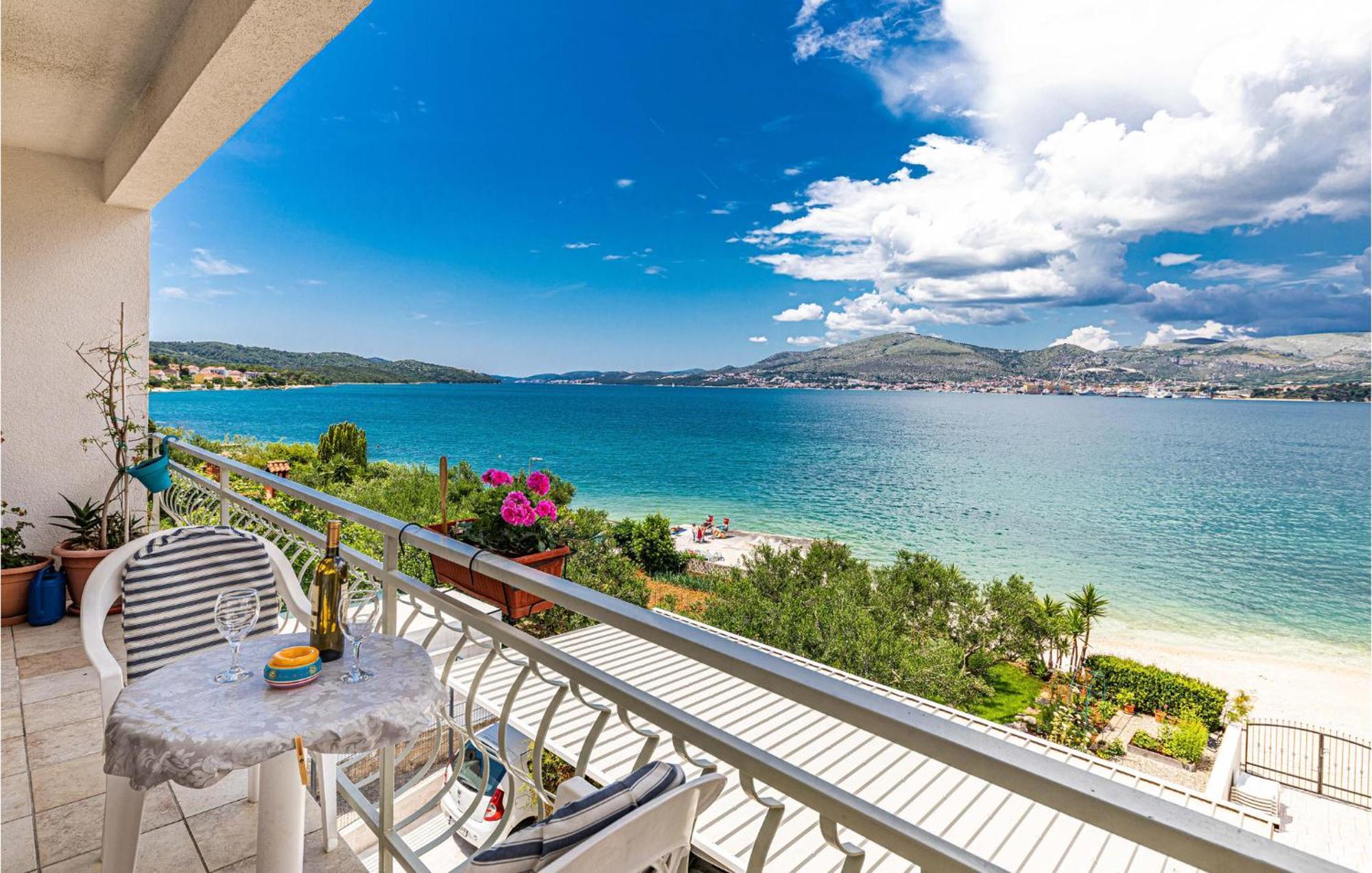 2 Bedroom Beautiful Apartment In Okrug Gornji 特罗吉尔 外观 照片