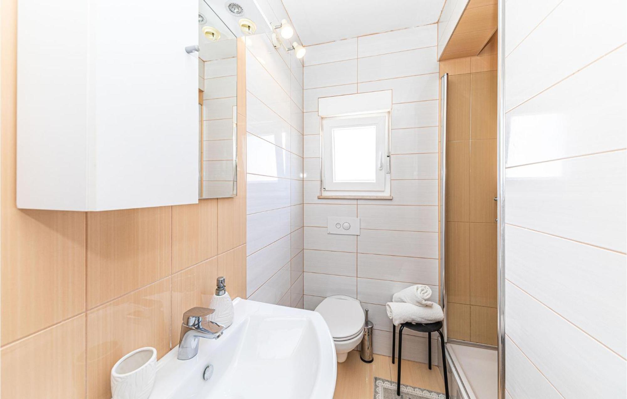 2 Bedroom Beautiful Apartment In Okrug Gornji 特罗吉尔 外观 照片