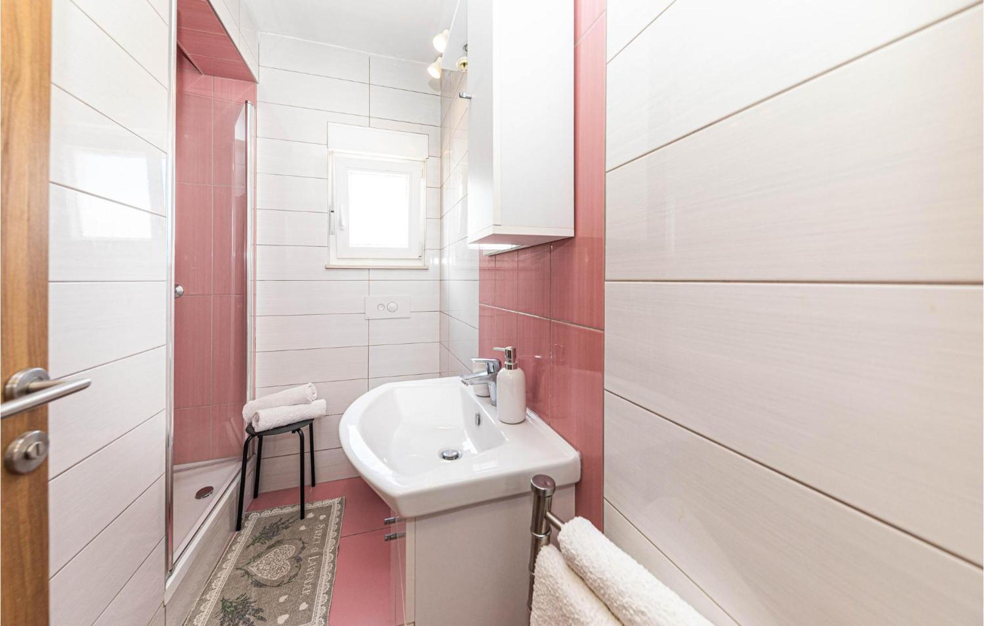 2 Bedroom Beautiful Apartment In Okrug Gornji 特罗吉尔 外观 照片