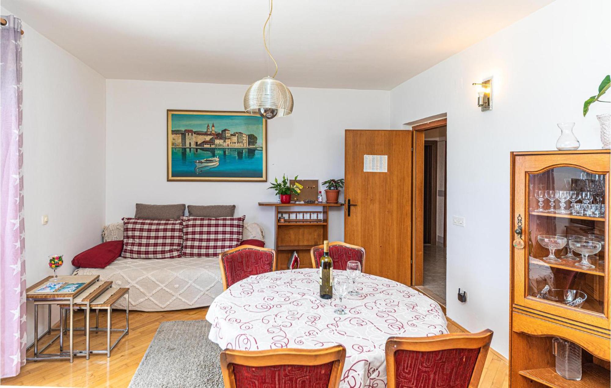 2 Bedroom Beautiful Apartment In Okrug Gornji 特罗吉尔 外观 照片