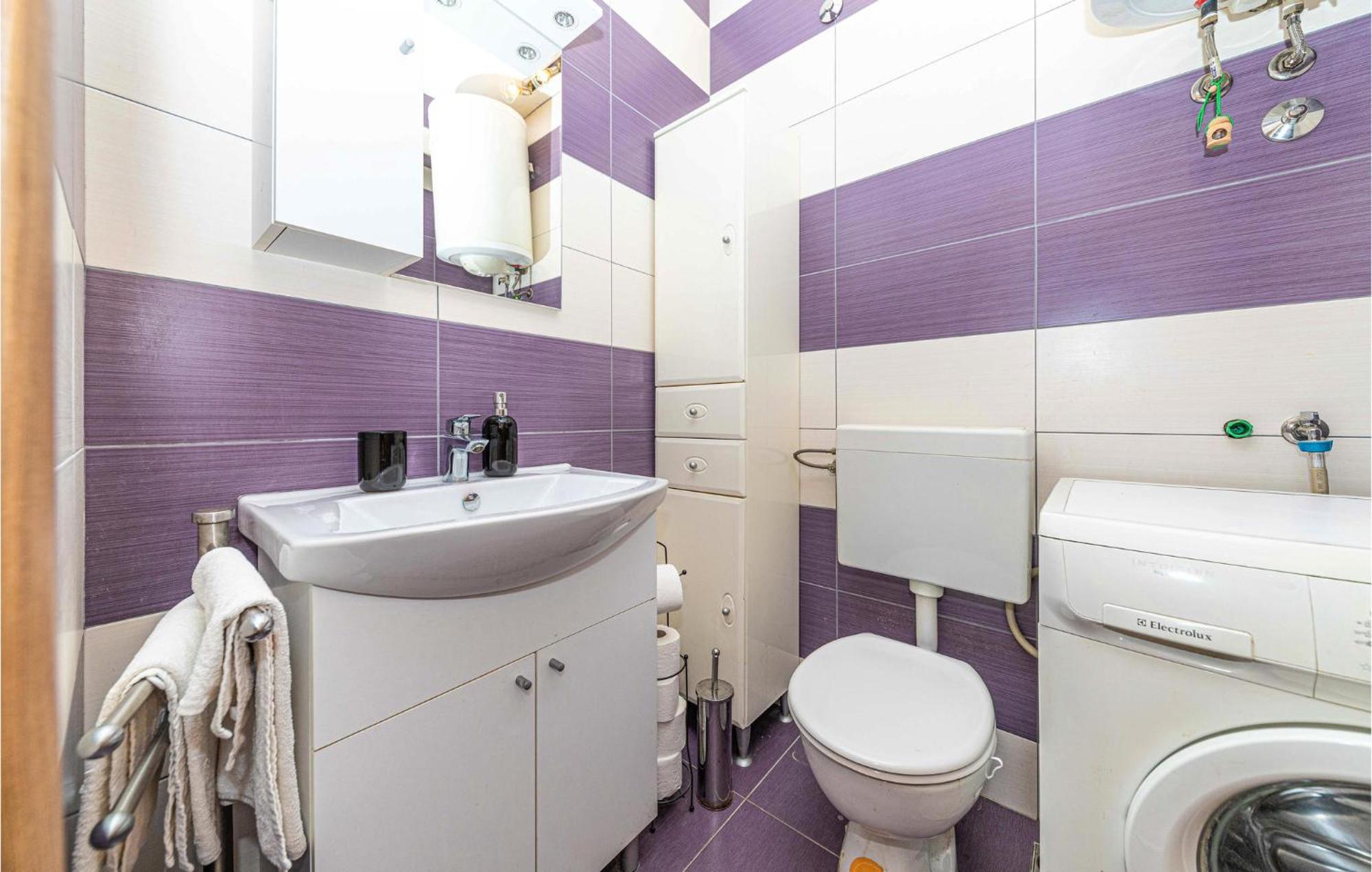 2 Bedroom Beautiful Apartment In Okrug Gornji 特罗吉尔 外观 照片