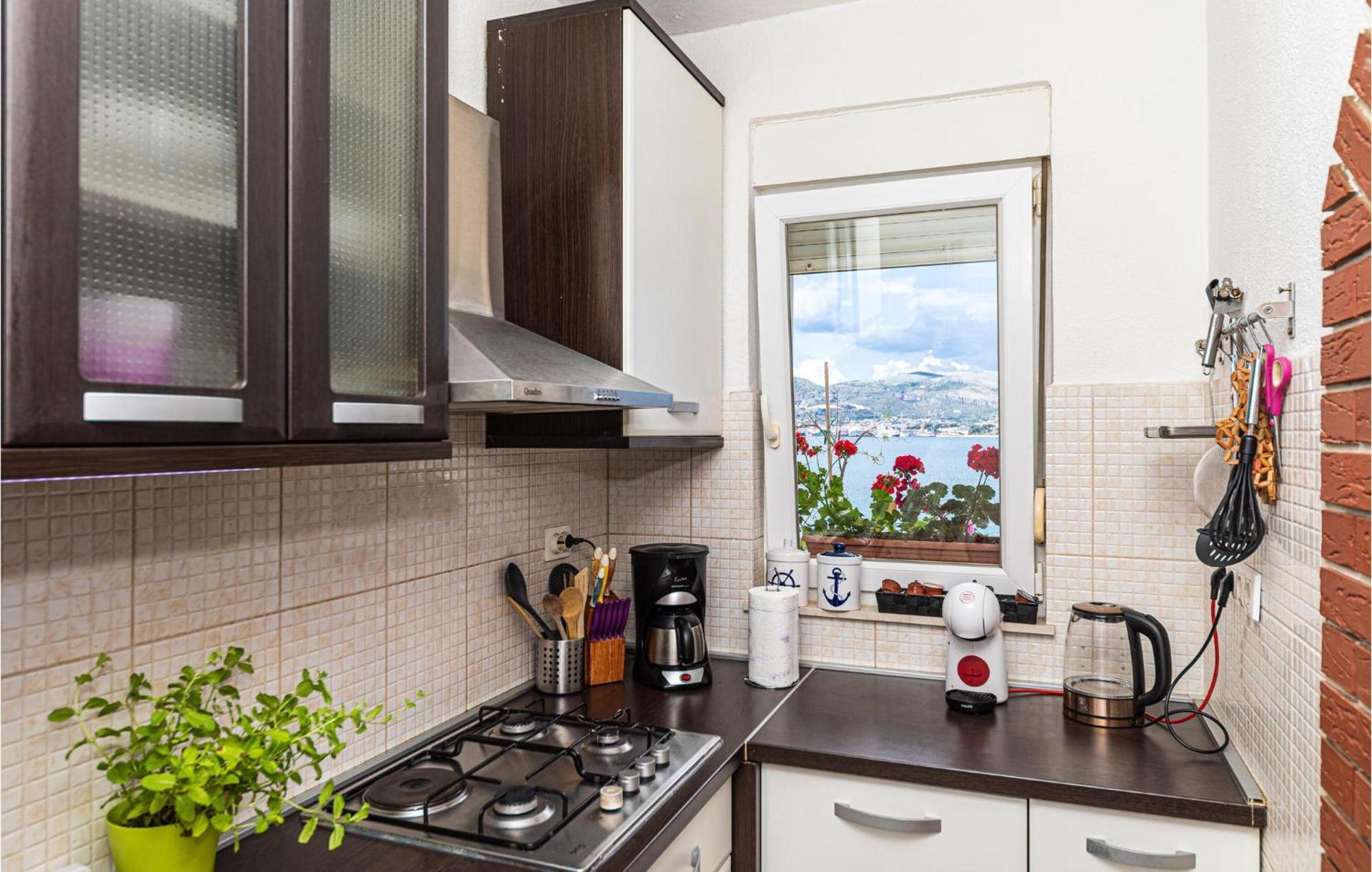 2 Bedroom Beautiful Apartment In Okrug Gornji 特罗吉尔 外观 照片