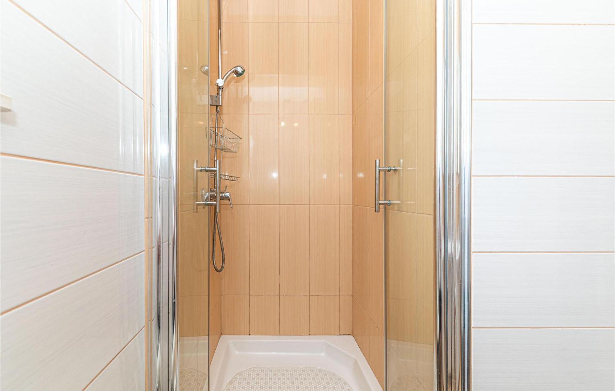 2 Bedroom Beautiful Apartment In Okrug Gornji 特罗吉尔 外观 照片