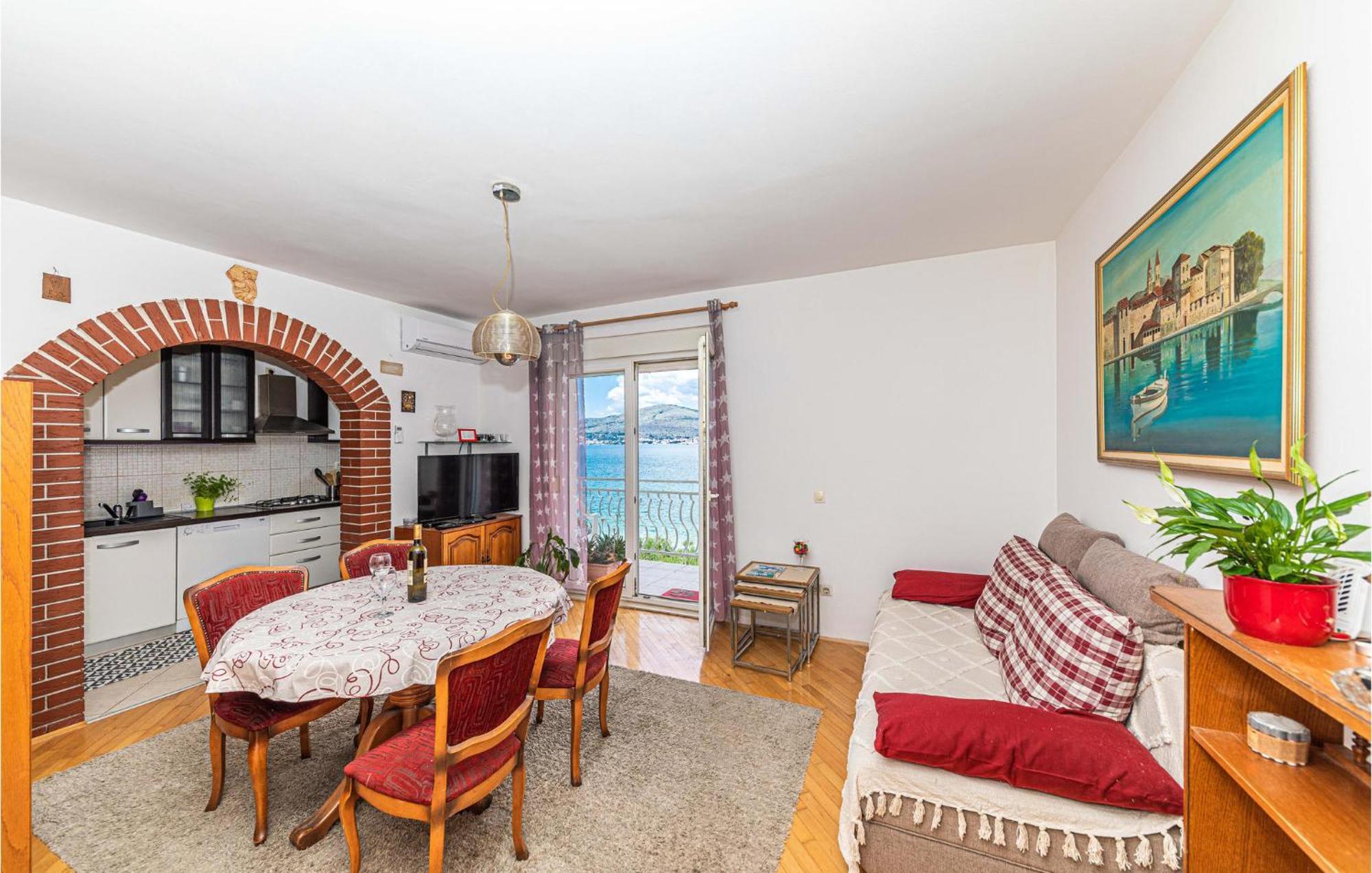 2 Bedroom Beautiful Apartment In Okrug Gornji 特罗吉尔 外观 照片