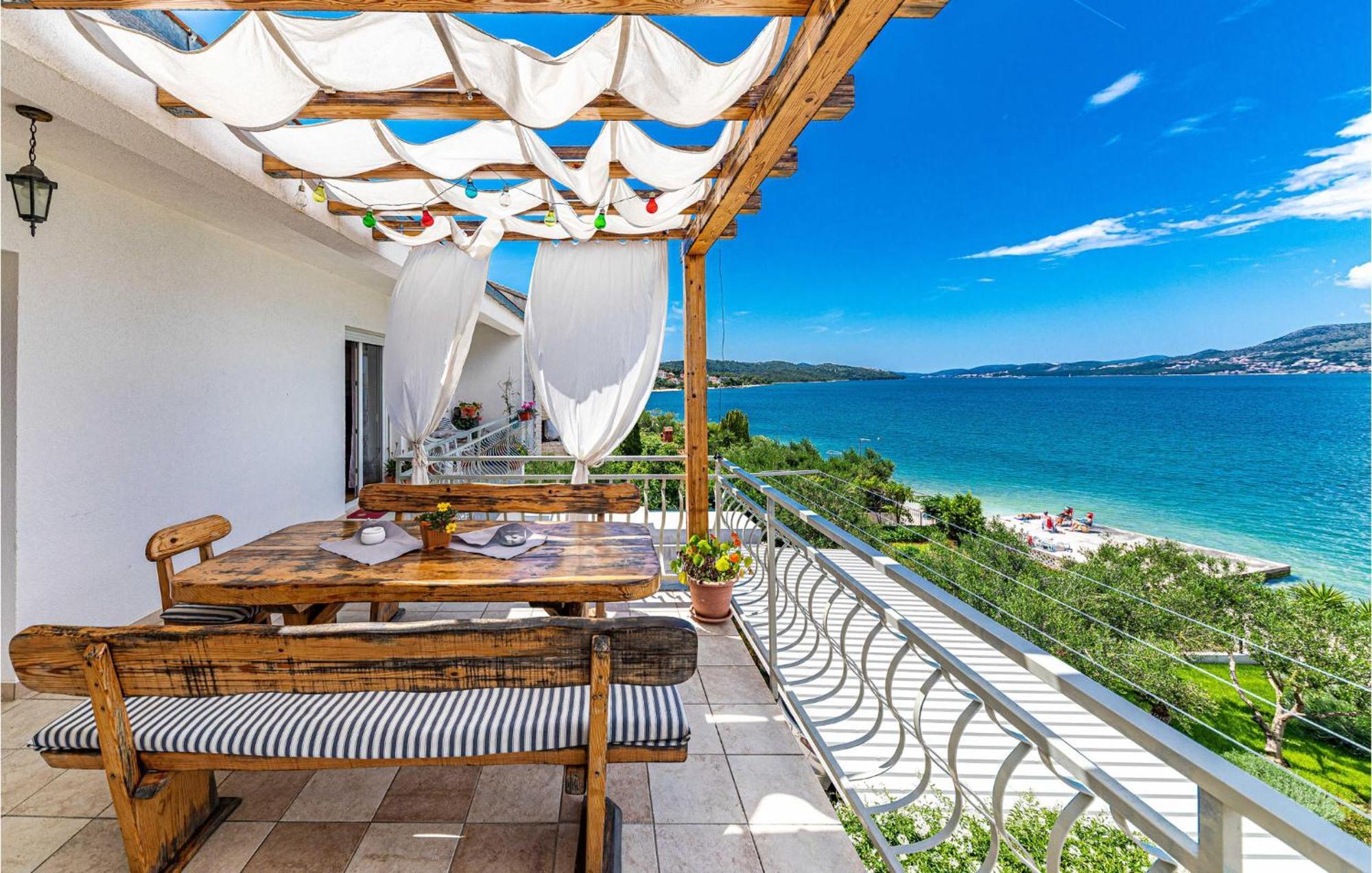 2 Bedroom Beautiful Apartment In Okrug Gornji 特罗吉尔 外观 照片