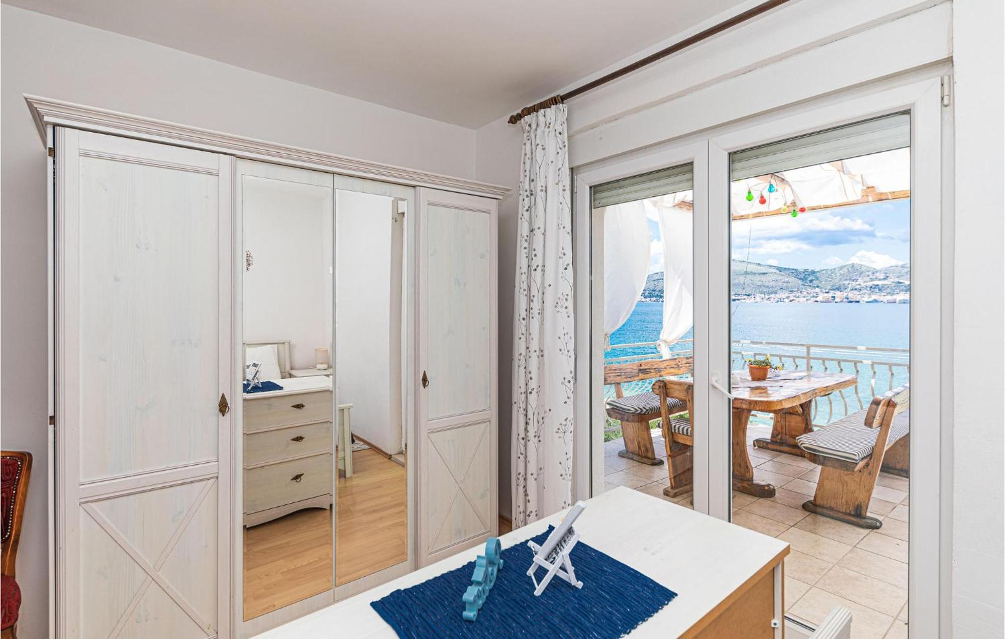 2 Bedroom Beautiful Apartment In Okrug Gornji 特罗吉尔 外观 照片