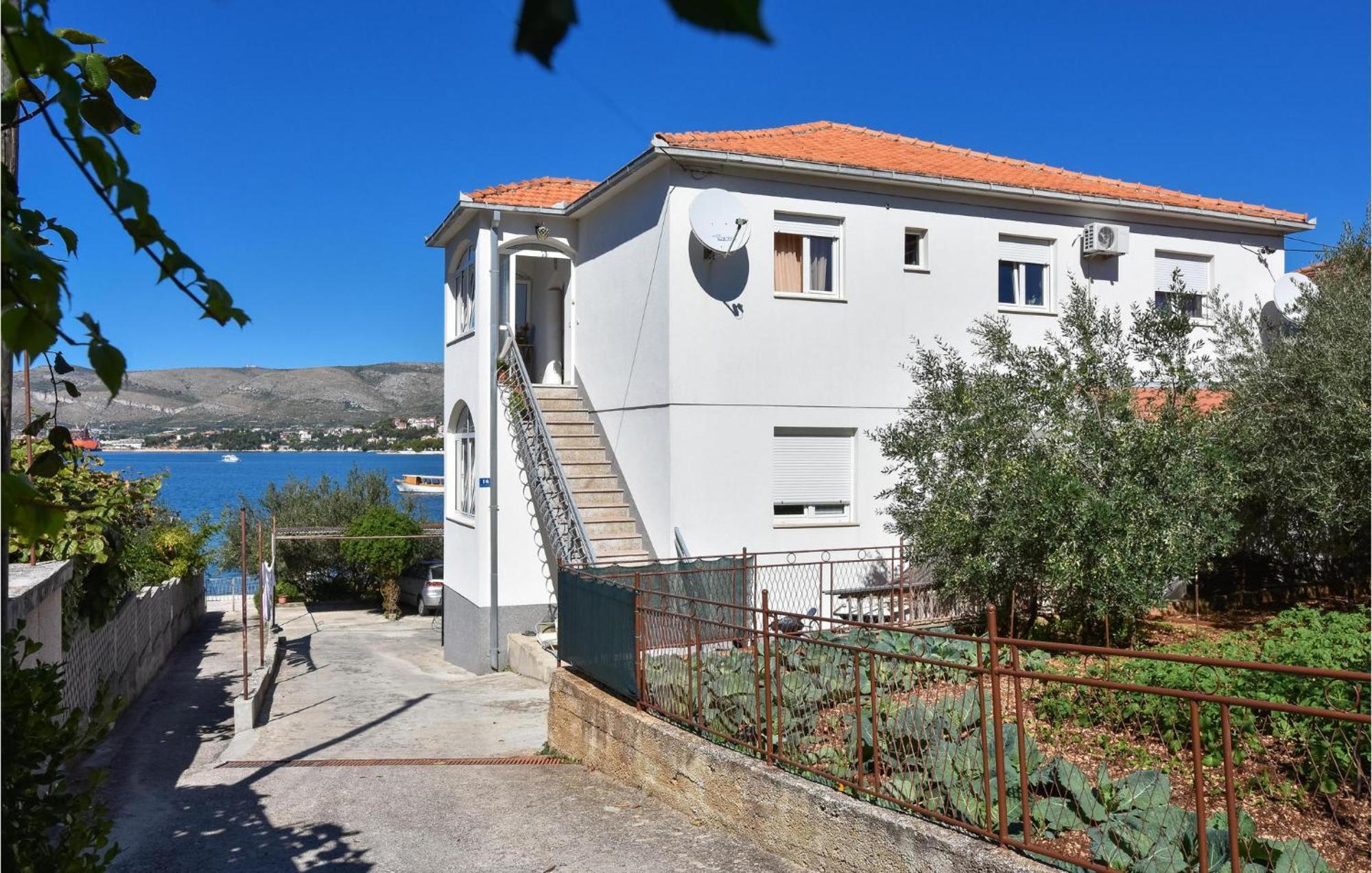 2 Bedroom Beautiful Apartment In Okrug Gornji 特罗吉尔 外观 照片